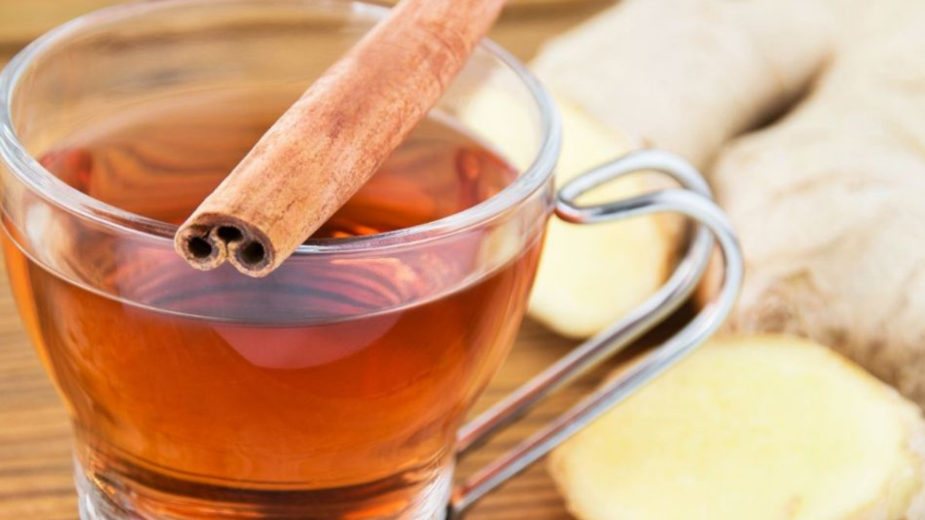 Descubre los beneficios de tomar té de canela tanto por la mañana como por la noche.